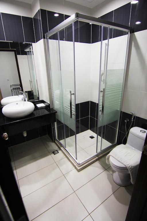 Putatan Platinum Hotel Кота Кинабалу Екстериор снимка