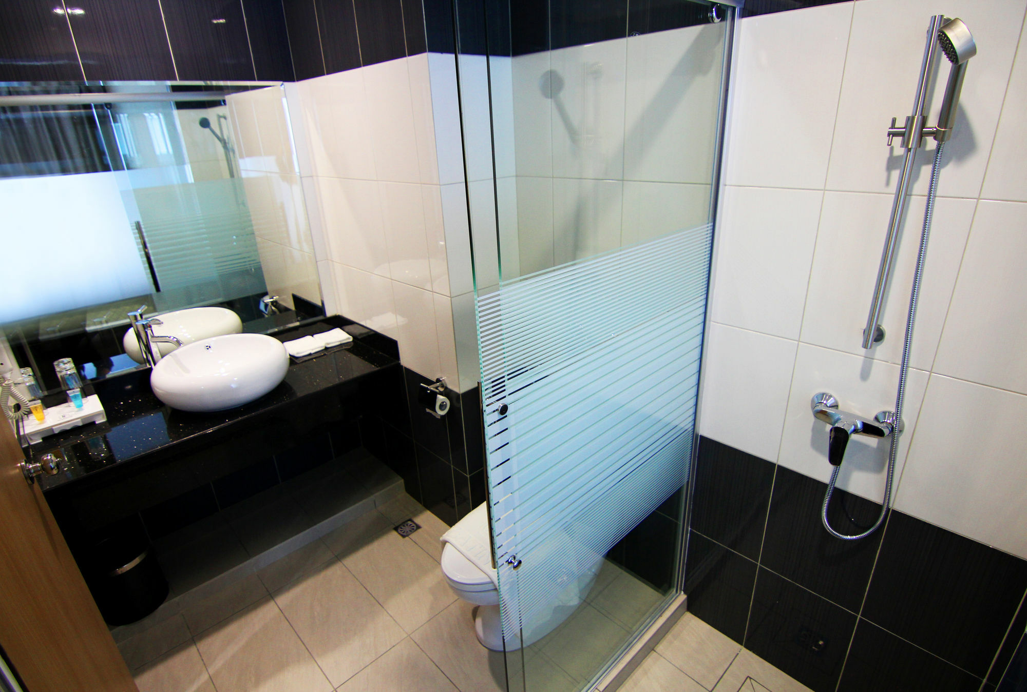 Putatan Platinum Hotel Кота Кинабалу Екстериор снимка